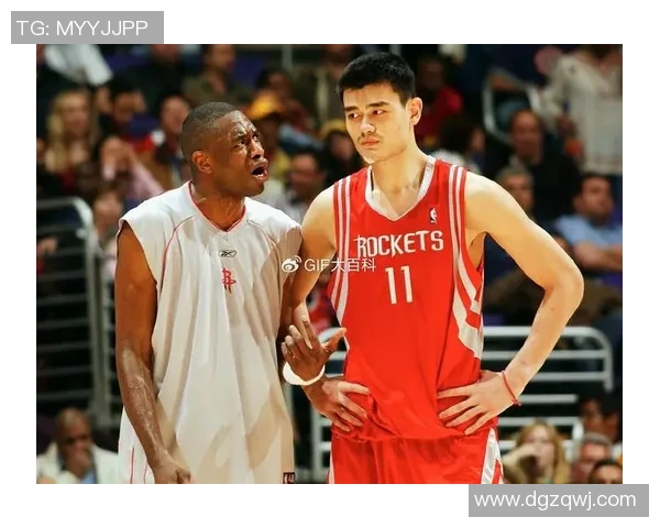 姚明与欧文亲密合影展现篮球巨星友谊与激情瞬间