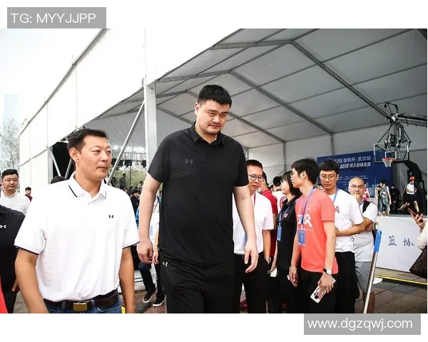 姚明在武汉激情演讲分享篮球梦想与人生哲学激励年轻一代奋勇向前